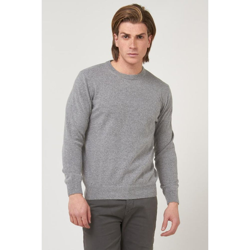 Gas Grauer Wollpullover