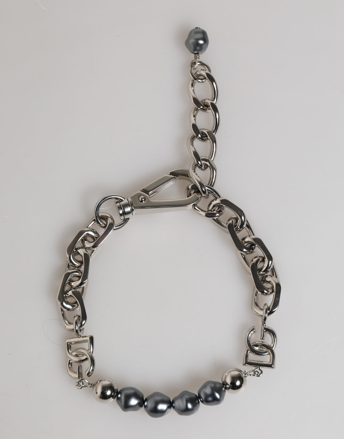 Dolce & Gabbana Armband mit silberfarbener Kette, Karabinerverschluss, Logo und grauen Perlen