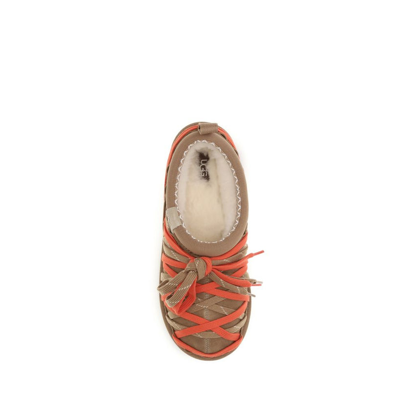 UGG Sandalen mit Multicolor-Wildlederriemen