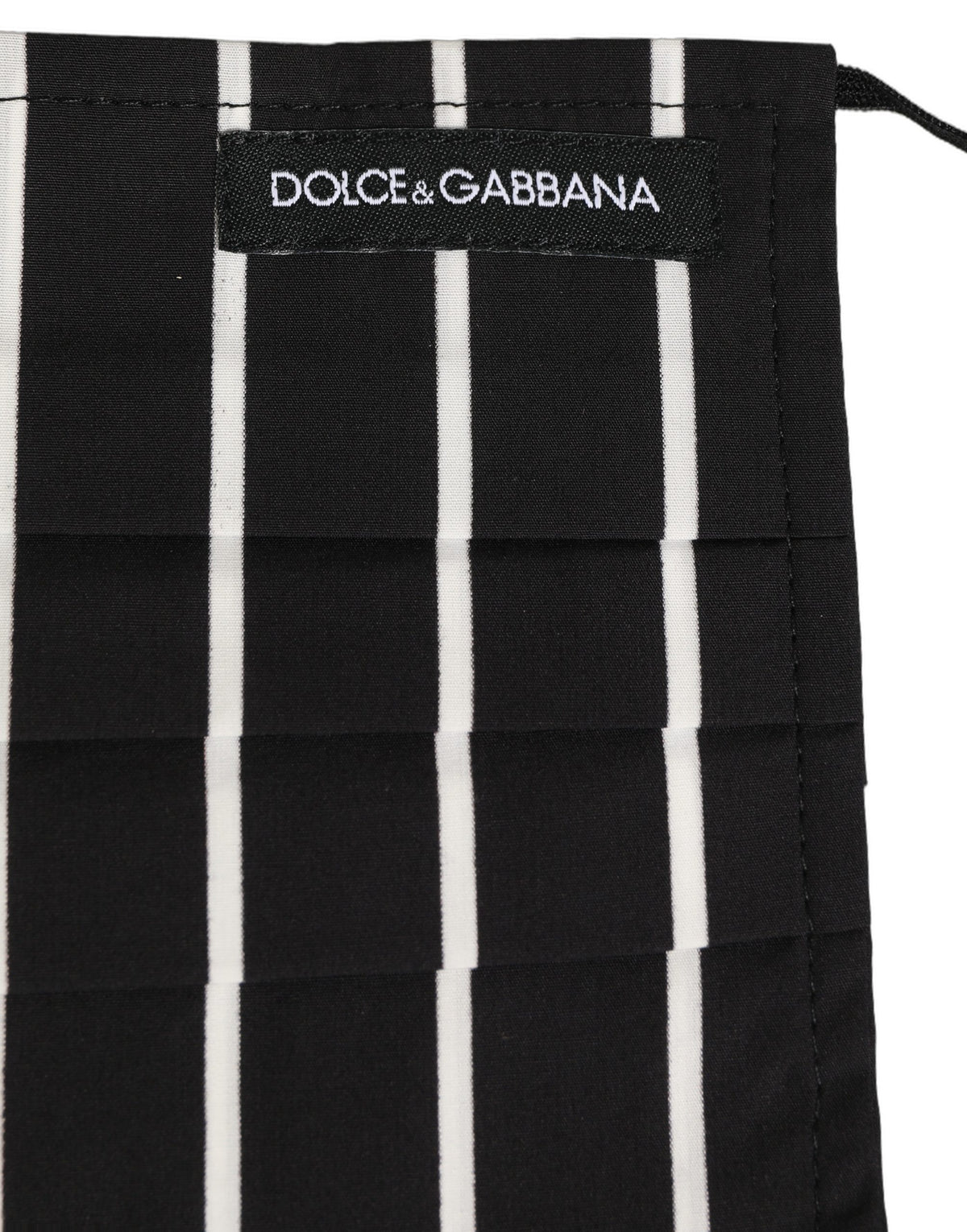 Dolce & Gabbana Schwarze und weiße Nadelstreifen-Gesichtsmaske mit Falten und elastischem Ohrbügel