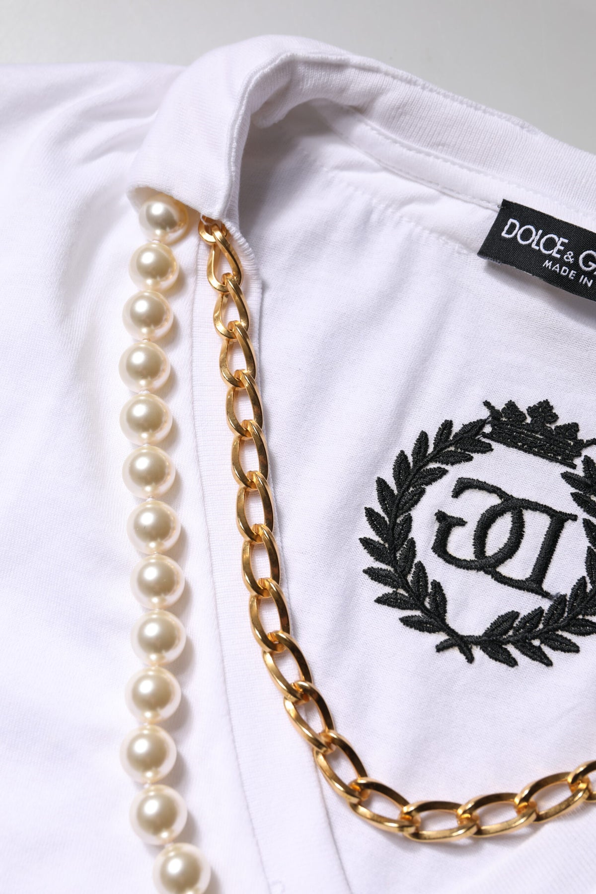 Dolce & Gabbana Weißes Baumwoll-T-Shirt mit kurzen Ärmeln und Halskette